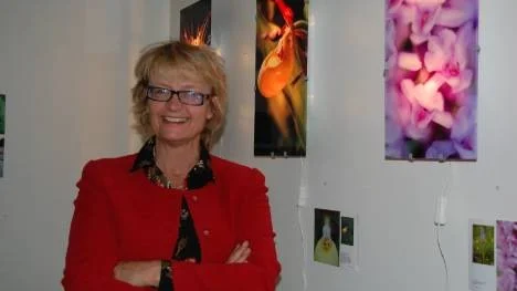 Maria Söderberg ställer ut moderiktiga lamkskärmar med naturmotiv från botanikens värld.