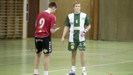 Simon Karlsson, här i vanlig ordning punktmarkerad i en match mot Hornskroken, har flyttat till Stockholm men kommer att spela klart säsongen med Strömnäs. (Arkivbild)