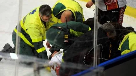 En omdiskuterad situation i derbyt. Skellefteås Oscar Lindberg har sänkt Luleås Konstantin Komarev som får bäras ut på bår. Nu väntar förmodligen avstängning för Lindberg.