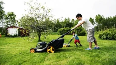 När familjen Bodin fick klartecken för två år i Thailand tänkte de först sälja huset på Djupviken. "Men samtidigt går två år fort, snart går man här igen och klipper gräset och tänker "vad hände?", säger Michael Bodin. Sonen Melvin hjälper till med gräsmattan.