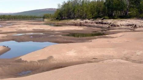 Där det tidigare var slät sandstrand och slät sandbotten är det nu djupa kratrar.