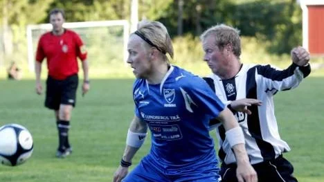 Rickard Granberg var målvakt i Arvidsjaur förra säsongen. Nu är han mittback. Här håller han undan för Munksunds Petter Johansson.