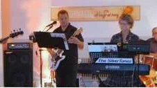 Stig Sjölund (orkesterledare, bas), tillsammans med Krister Brännström (gitarr, sång), Johord Roslund (gitarr), Dennis Sandström (trummor) och Susanne Nilsson (sång, keyboard).