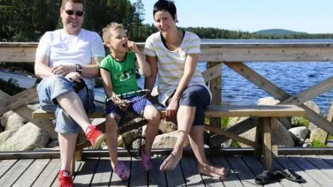För två månader sedan satt Stefan Karlsson från Arvidsjaur på bryggan med sin son Viktor Karlsson Eriksson och sin sambo Maria Eriksson. Han drömde om en båt och en plats att ha den. "Jag hoppas kommunen går vidare med det här", sa han. Det har de nu gjort.