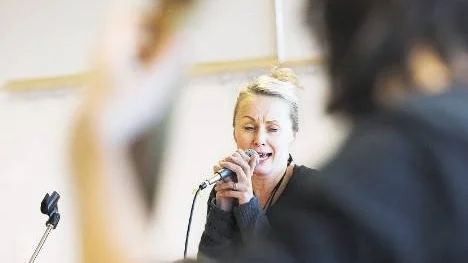 Louise Hoffsten är tillbaka i Norrbotten, denna gång som storbandets gästartist.