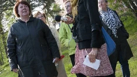 Ljudpromenad i parken. Kulturstipendiaten Elin Franzén tog besökarna på stipendieutdelningen med ut på soundwalk i Marklundsparken. Några av de som lyssnade på Arvidsjaur var, från vänster, Kristina Grubbström, Naeimi Forsgren (skymd), Kicki Sjöberg och Elsy Holmström.