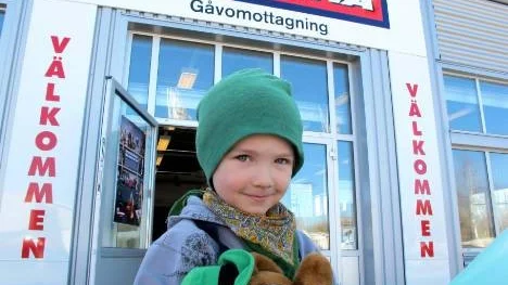 Olle Strömberg, snart 4 år och från Munksund, fick napp i fiskdammen som Myrorna anordnade under lördagens öppet hus. Olle fick en nalle och en grön ballong.