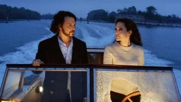 Johnny Depp och Angelina Jolie spelar mot varandra i "The tourist", filmen med årets på förhand mest omskrivna kyss.