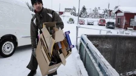 Kioskägaren Anders Lundmark, 45, från Arvidsjaur kastar grovsopor på Återvinningscentralen. Han hade önskat att avfallet blev billigare för Arvidsjaur. "Synd när det finns läge för kommunen att tjäna, men bra att det hamnar i Norrbotten", säger han.