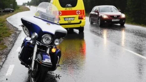 En man fick föras till sjukhus efter att ha kört på och dödat en ren med sin motorcykel i höjd med Deppis, två mil från Arvidsjaur.