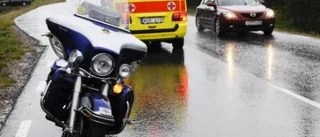 Motorcyklist förd till sjukhus efter krock med ren
