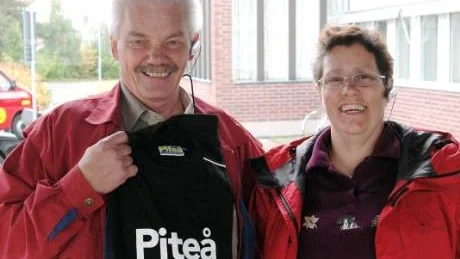TRIVS. Jimmy och Christina Lundström trivs i Piteå och passade på att köpa två Piteåtröjor var.