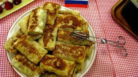 BLINIER. Blinier är lika mycket ett rysk matlagningssätt som en rysk maträtt. Dessa var fyllda med kål och köttfärs.