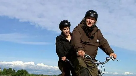 FIETERI IGEN. Programledarna Annelie Uusitalo och Anton Raukola cyklar tandem i Tornedalen och träffar intressanta personer i en ny upplaga av barnserien "Fieteri" som börjar sändas på julaftonen.
