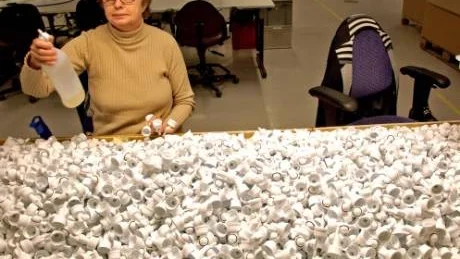 TVÅLPUMPAR. Catharina Westerberg sorterar och rengör munstyckena till tvålpumparna som är en av de stora produkterna för Samhall i Boden. Tre miljoner pumpar tillverkas per år. Foto: LARS-HENRIK ANDERSSON