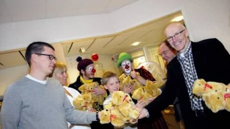 NALLEKALAS. I går skänkte Odd Fellow-logen 161 Bottenviken 100 nallar till lekterapin på Sunderby sjukhus. Här överlämnar logens övermästare Kent Schinkler småbjörnarna till lekteraputen Mats Larsson. I bakgrunden syns sjuksköterskan Kristina Stridsman, sjukhusclownerna Sune och Sture samt patienten Andreas Vikström.