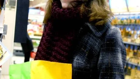 ENLIGT TRADITIONEN. "Det ska vara påskägg", konstaterade Eva Grahn Rosell, som köpt godis att fördela i barnens ägg.