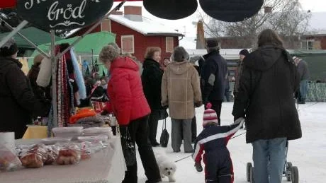 RENOVERING OCH MARKNAD. Kyrkmaknaden på påskafton är en återkommande tradition. Det är en marknad arrangerad av Kyrkstugeföreningen. Föreningen kommer att renovera de två stugorna som brandhärjades under förra året.