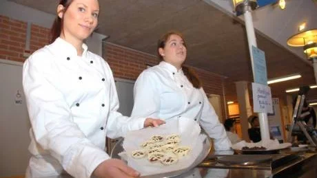 PRYDLIGA PRALINER. Emma Johansson och Jenny Marklund, hotell och restaurangprogrammet, sålde smarriga praliner i samband med Björknäsgymnasiets öppet hus.Foto: LARS-HENRIK ANDERSSON