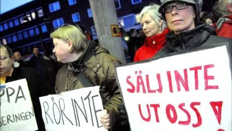 ORO. Carita Wättling, lokalvårdare, demonstrerade för sitt eget och arbetskamraters jobb. "Vi är oroliga för jobben och vill inte att städningen ska försämras. Det drabbar barnen".
