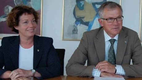 I KNÄET. Centerns gruppledare tycks ha funnit kommunalrådet Karl Petersen och satt sig i hans knä. I  fråga  efter fråga  visas nu en rörande enighet. Foto: BO ÖSTMAN