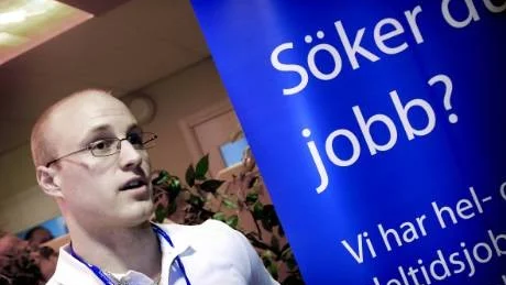 SÖKER FOLK. Kristoffer Karlsson, marknadsförare på Student Consulting, bemanningsföretaget för studenter, akademiker och unga människor, hade gott om besökare vid sitt bord. "Vi vill göra folk medvetna om att vi finns", säger han.