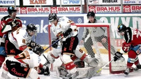 VÄGG. Gusten Törnqvist gjorde en strålande match och såg på egen hand till att hålla Luleå Hockey kvar i matchen under de första perioderna.