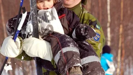 RÄDDARE I NÖDEN. Robert Jonsson rycker ut och hjälper Jennifer Olofsson, fyra år, som hamnade en aning ur spår.