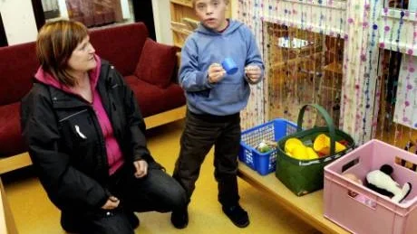 VIKTIG VERKSAMHET. Barnen på kommunens särskolor behöver allt stöd de kan få. Detsamma gäller föräldrarna, menar Ingrid Renberg från Luleå.  "Vi är redan en utsatt grupp och vi behöver all den kunskap och kompetens som särskolan erbjuder." Här med sonen Jonas Renberg.