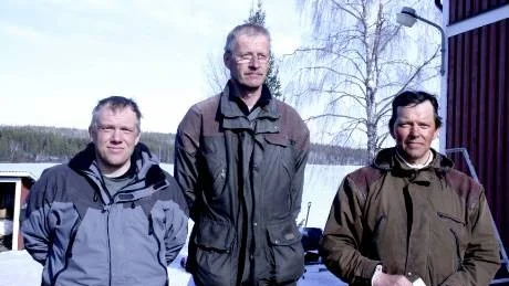 MANSTOPPEN. Vi börjar bli vana med finska segrar i Pimpel-Cupen. I år har två av de duktiga finländarna tagit sig upp på prispallen. Överst Vilho Neijonen, Kemi, som med en femteplats på Djupträsk och en 15e plats i Stora Lappträsk. Tvåan, Andreas Anttila (till vänster), Luleå, var åtta på Djupträsk och 13 i Stora Lappträsk. Erkki Jaakkonen, Kemi, fiskade hem fjärde platsen i Stora Lappträsk och hade med sig en 19e plats från Djupträsk. Det räckte till brons i totalen. Men först efter att Kent Enbuske, Luleå, (med samma poäng) fått stå undan eftersom Erkki hade bästa tidigare placering.