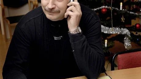 TELEFONTID. Anders Pantzare har telefontid mellan 8 och 9 varje var dag. Det är då han bokar in sina besök och planerar sina dagar. I bland tar han också hjälp av de andra på arbetsförvaltningens pensionärsservice. De tar annars på sig större jobb och behöver mer framförhållning. Man kan säga att Fixar-Anders sköter de akuta utryckningarna och pensionärsservice tar på sig de planerade "operationerna". "Vi kompletterar varandra, säger han.
Foto: BERNDT DIMEUS
