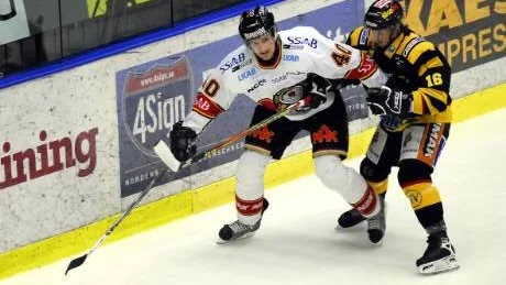 HÅLLER UNDAN. Jussi Tarvainen håller undan tillsammans med Luleå hockey i Skellefteå. Luleå ledde efter första perioden.