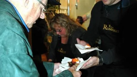 SERVERAS. Erland Wenslöw serveras en mumsbit med Kalix löjrom av Partabs VD Anton Lundholm.