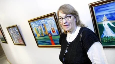 STÄLLER UT. Konstnären Anita Enström ställer ut ett 20-tal tavlor i Landstingshuset. Inspirationen får hon av svenska diktare.