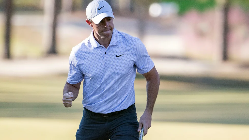 Rory McIlroy firar efter att ha gjort en birdie på den 16:e greenen i CJ Cup på söndagen.