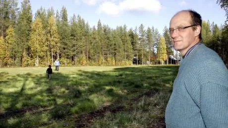 ÖPPNA FÄLT. Anders Larsson har all rätt att känna sig stolt över sitt arbete. Det här är en av flera ängar som han återställt. Det är svårt att tänka sig att bara för några år sedan så växte här lika tät och tjock skog som den som växer vid ängens kant. 
Foto: Joakim Nordlund