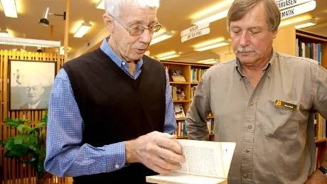 FÖRVARAS AV BIBLIOTEKET. Eyvind Johnson-sällskapet har även fått en del av författarens böcker i tidiga utgåvor. Dessa ska förvaras i biblioteket. På bild Martin Johansson och Jan-Olof Frank. Foto: Lars-Henrik Andersson