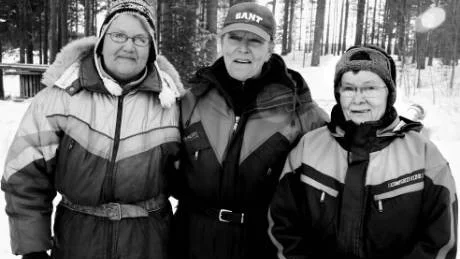 SPORTFISKE ÄR MELODIN. Olga Nilsson, 70, Överkalix (till höger) lever för sportfiske. Hon leder stort inför tvävlingen i Stora Lappträsk.