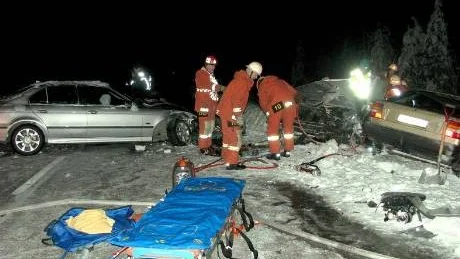 FYRA SKADADE. Tre fordon och fyra personer var inblandade i den kollision som inträffade på E 10 på tisdagseftermiddagen strax öster om Gällivare. En av förarna satt  fastklämd i närmare en timme innan räddningstjänspersonalen fick loss honom. Samtliga fördes till sjukhus. Trafiken avstängdes tillfälligt medan räddningsarbetet pågick.