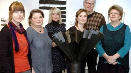 MASSHYSTERI. Hexagon består av Anne Andersson, Katharina J-Berg, Karina Kemi (som gjort konstverket Masshysteri av massaark och emballageband i bakgrunden), Lena Larsson, PA Landström och Ulla Jonsson. I förgrunden en del av Ula Jonssons Svensk cellulosa-anemon, tillverkad av våtstarkt papper, pappershylsor och ändplugg.