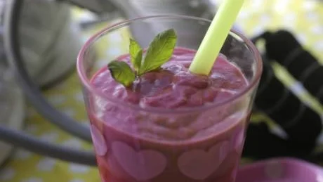 LADDA. Att äta rätt när man tränar är viktigt. Både för att nå resultat och för att må bra. En supersmoothie kan komma väl till pass efter ett pass.