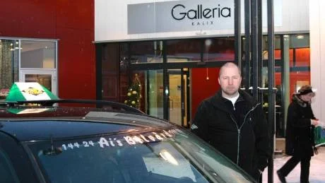 SKYLT. Roger Nyström från Kalix taxi efterlyser en skyltad taxiplan.