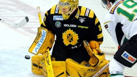nära nollan. 14 sekunder från slutet släppte Niklas Dahlberg in 0-1-pucken mot Färjestad. foto: scanpix