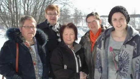 SLANTVÄNDARE. Att vända på varje krona tillhör vardagen för kvinnojourernas medarbetare. Fr.v Tuulikki Rönnberg, Vega Fogman, Gudrun Spiik, Eva Engman samt Anna Löfgren, tejejouren Fenix, Boden.