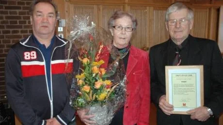 ÅRETS BYGD. Sangisborna Göran Svanberg, Ella Johansson och Eskil Johansson tog emot pris för Årets bygd 2008. Foto: Britt-Louise Spets