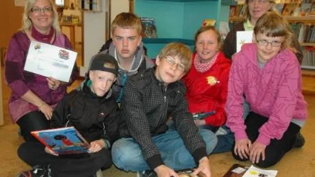 BOKMALAR. Eleverna i särskoleklassen vann bibliotekets bokstafett. Längst bak läraren,   Margareta Kerttu, Joakim Harr, Elin Roos, Erika Krook och elevassistent Ann-Katrin Berggren.  Längst fram Elias Stoltz och Sebastian Lundberg.
