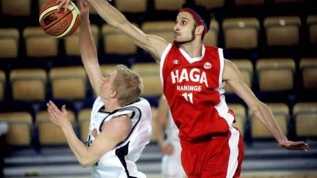 LOCKET PÅ. Simon Jonasson åker på en block av Haninges Per Hultman-Boye. Stockholmslaget vann den dramatiska matchen med 87-85.