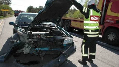 PLÅTSKADOR. Personbilen bärgades bort från olycksplatsen med stora plåtskador. Foto: Anneth Eriksson