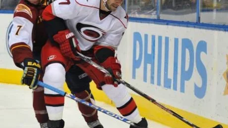 stannar i NHL. Luleå Hockey vill gärna ha hem Bodensonen Niclas Wallin. Men Carolinabacken gör nu klart en gång för alla; "Jag ska fullfölja mitt kontrakt med Carolina", säger han till Norrbottens-Kuriren.Foto: Gregory Smith