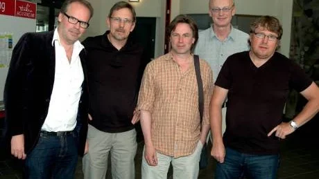 TIO VECKOR. I augusti påbörjas en tio veckor lång filminspelning i Piteå, baserad på Peter Pohls Augustprisade ungdomsroman Jag saknar dig, jag saknar dig. Biopremiären är beräknad att ske september 2010. Från vänster: Olle Lundquist, producent, Ingemar Jernelöf, prefekt Musikhögskolan, Anders Grönros, regissör och manusförfattare, Christer Nilson, producent, och Per-Erik Svensson, VD för Filmpool Nord.Foto: Jonas Hansson